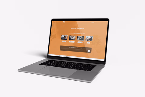 MacBook-Mockup mit der Desktop-Ansicht des POLKA Portals.
