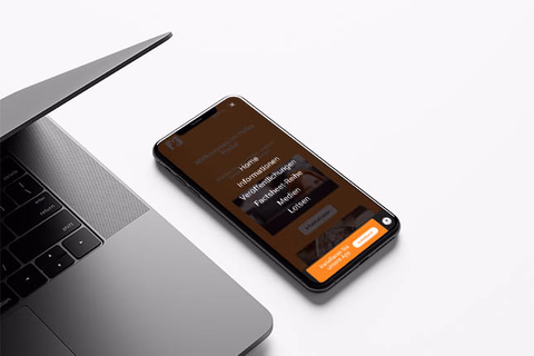 Smartphone mit der mobilen Interface-Ansicht des POLKA Portals neben einem Laptop.