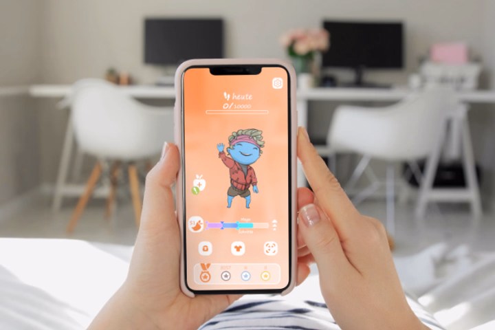 Nahaufnahme der POLKI-Go App auf einem Smartphone: Das Maskottchen POLKI winkt dem Nutzer auf dem Startbildschirm entgegen.