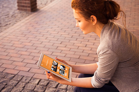 Anwendungsszenario: Eine Person nutzt das POLKA Portal auf einem Tablet im Außenbereich.